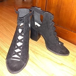 Peep toe chunky heel